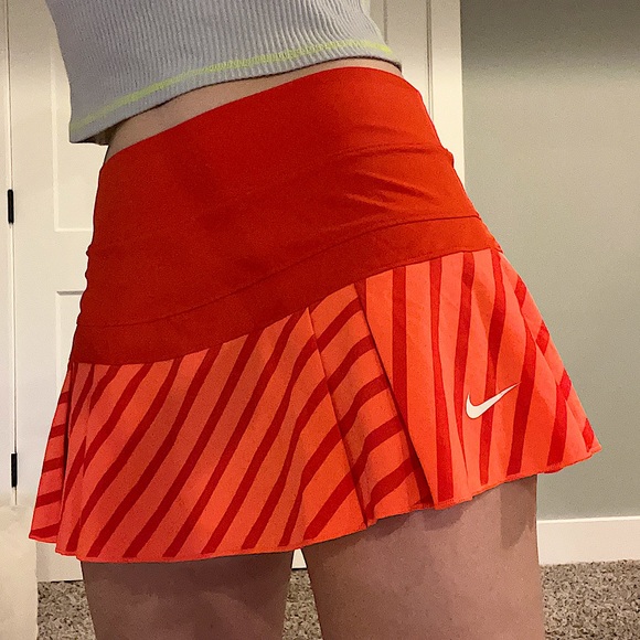 Nike Dresses & Skirts - LOWRISE NIKE DRIFIT TENNIS SKIRT, size medium, good condition